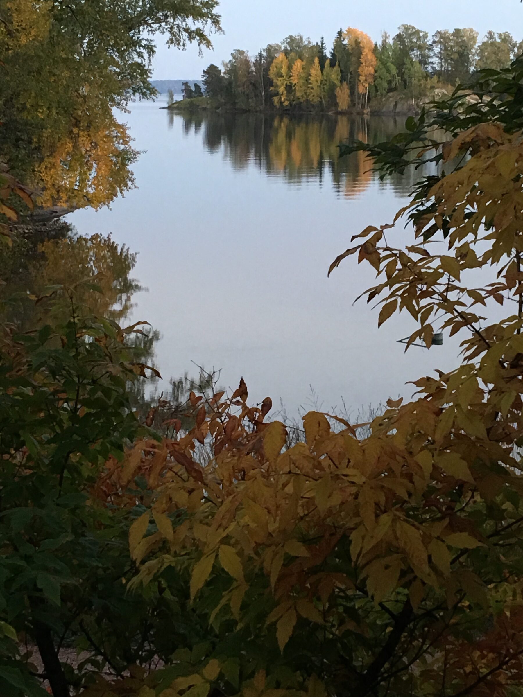 Rauhallinen järvimaisema syksyllä