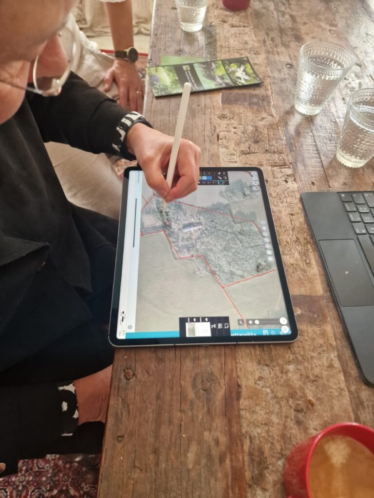 Paikkatiedon tarkastelua tabletilla asiakkaan kanssa