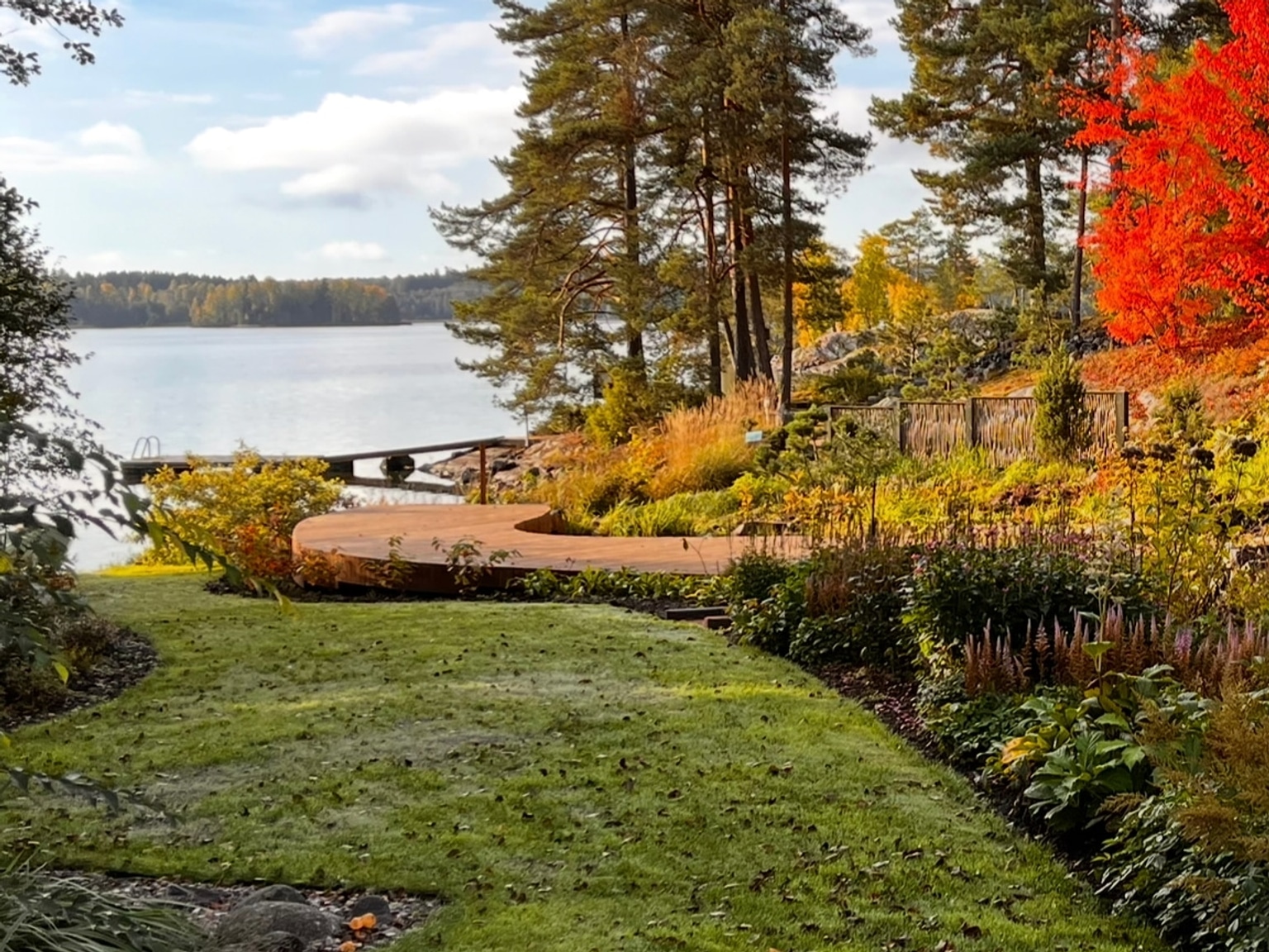 Sama puutarhamaisema syksyllä
